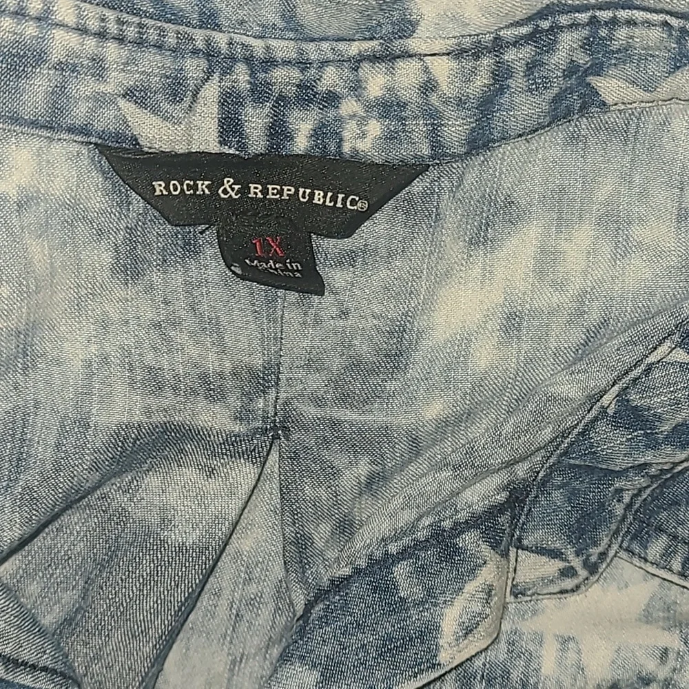 Rock & Republic patriotic chambray top 1x - Picture 3 of 4